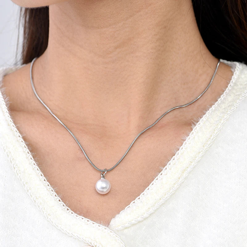 Simple Pearl Pendant Necklace